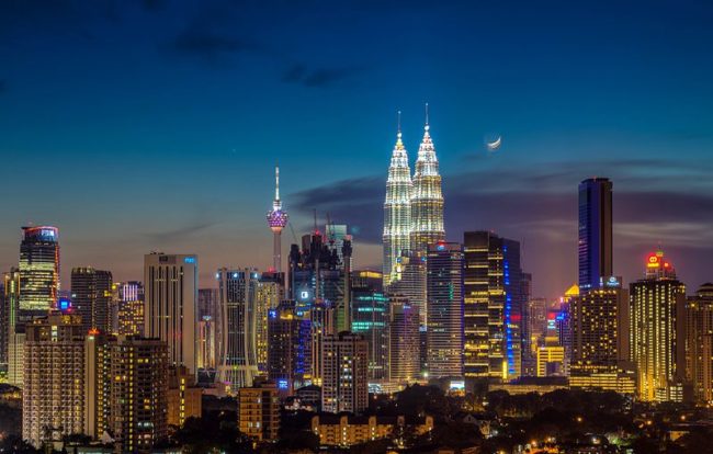 800px-Moonrise_over_kuala_lumpur