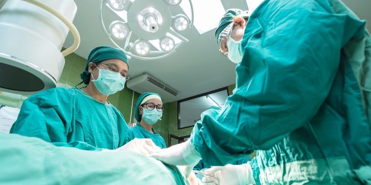 medcon-theatre-gowns-scrubs-medical-hero-3-1400-x-631-1262×631-1