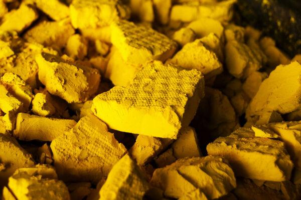 Yellow_Cake_Uranium_(14492248719)