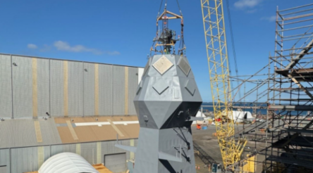 Image for Eighth new mast fitted to an Anzac frigate